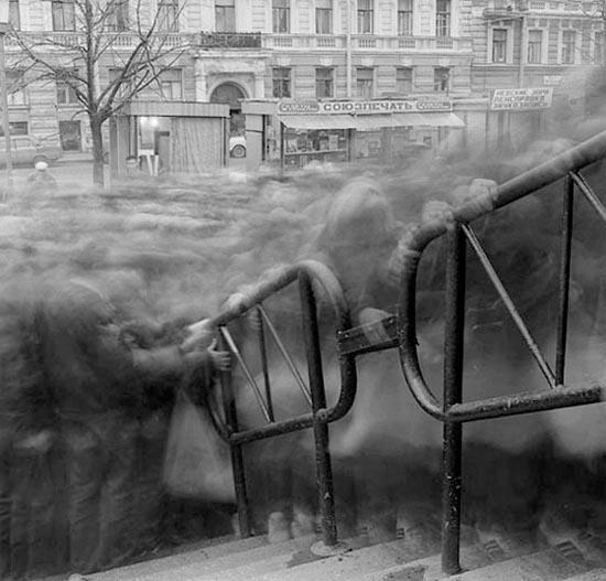 grey-people-city-stairs